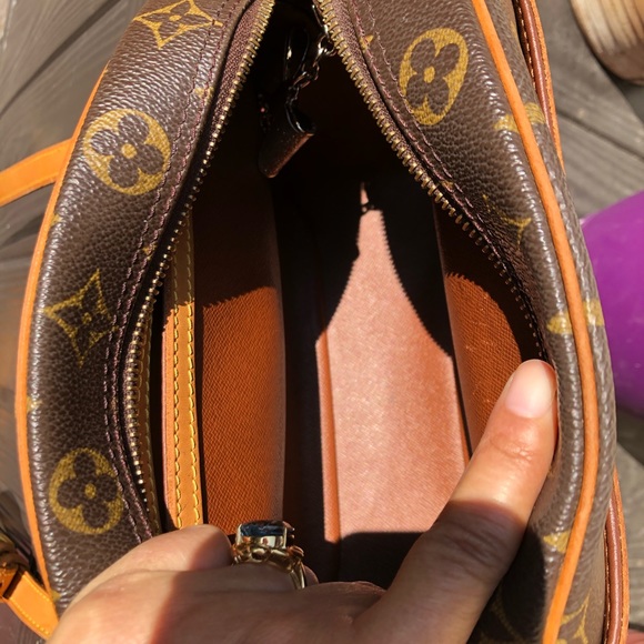 Authentic Louis Vuitton Blois,no peeling with cracking on vachetta strap only. - Picture 10 of 17